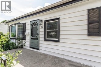 250 Cardigan St in Woodstock, ON - Building Photo - Building Photo