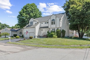 54 Jennifer Rd in Lowell, MA - Building Photo