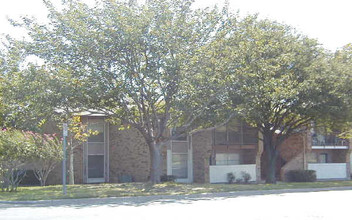 Crescent Oaks in Fort Worth, TX - Building Photo - Building Photo