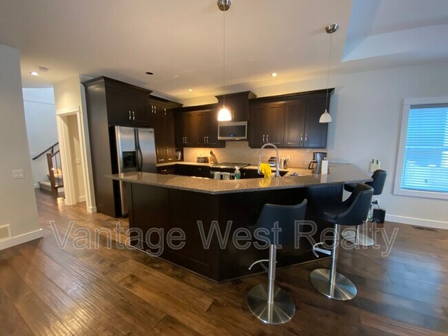 5785 Mountainside Dr in Kelowna, BC - Building Photo - Building Photo