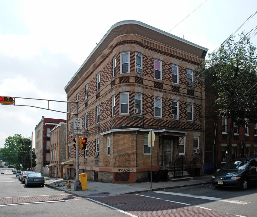 603-605 N 6th St in Newark, NJ - Building Photo