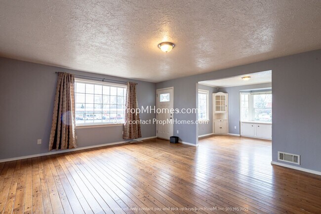 5160 NE Columbia Blvd in Portland, OR - Foto de edificio - Building Photo