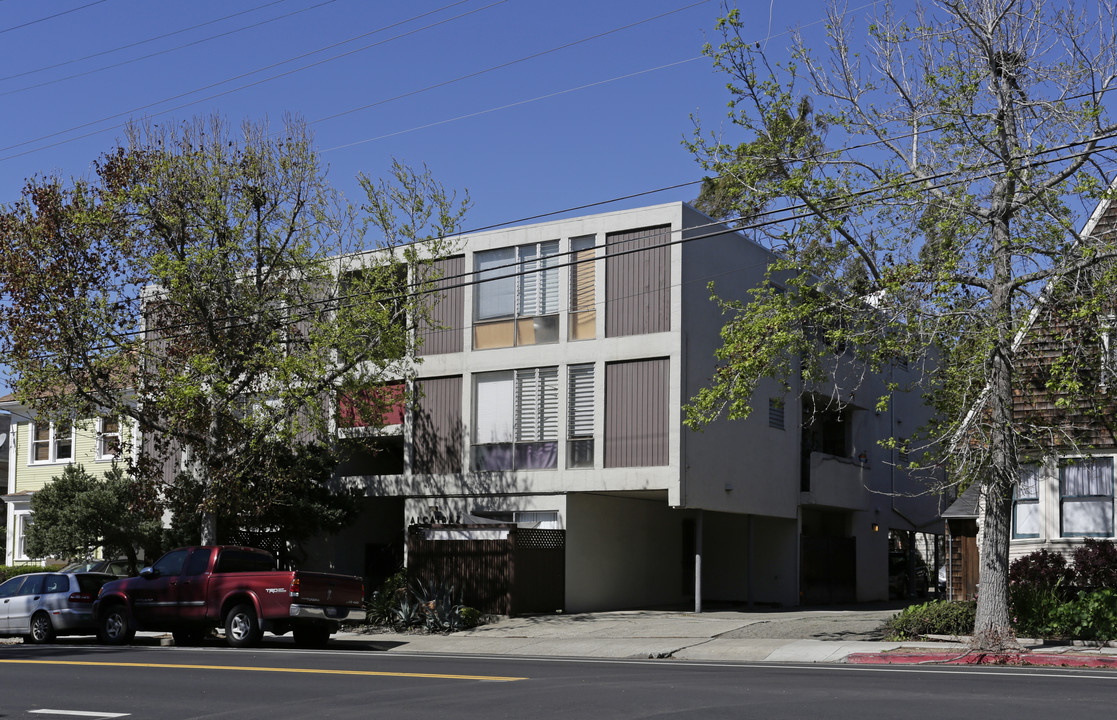 450 Alcatraz Ave in Oakland, CA - Building Photo