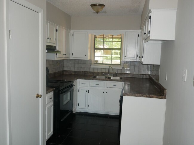 5640 Chapel Hill Dr in Horn Lake, MS - Building Photo - Building Photo