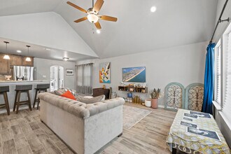 1777 Point View in Spring Branch, TX - Foto de edificio - Building Photo