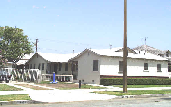 201-209 N Hagar St in San Fernando, CA - Building Photo - Building Photo