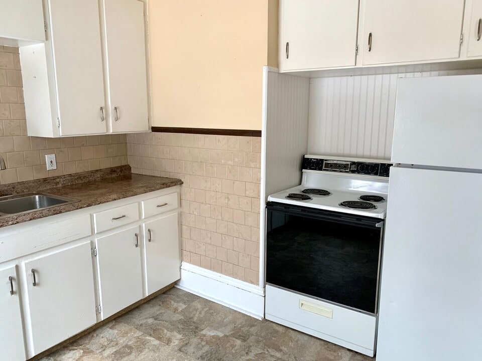 37 Pleasant St in Waterville, ME - Building Photo