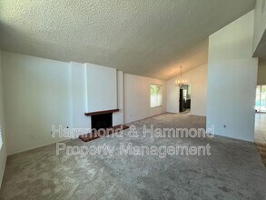 11735 La Tierra Ct in Los Angeles, CA - Foto de edificio - Building Photo