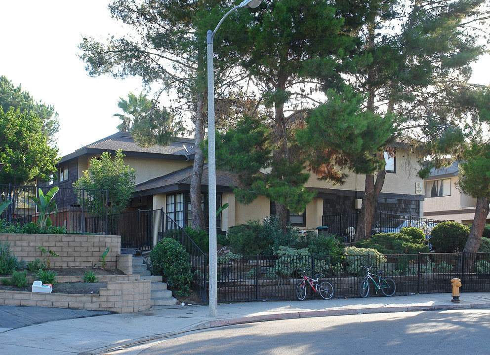 24511 Bendricon Ln in Lake Forest, CA - Foto de edificio