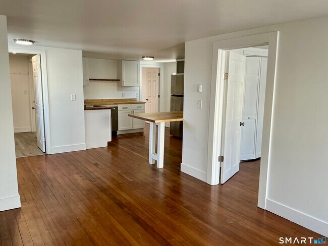 74 Liberty St in Stonington, CT - Foto de edificio - Building Photo