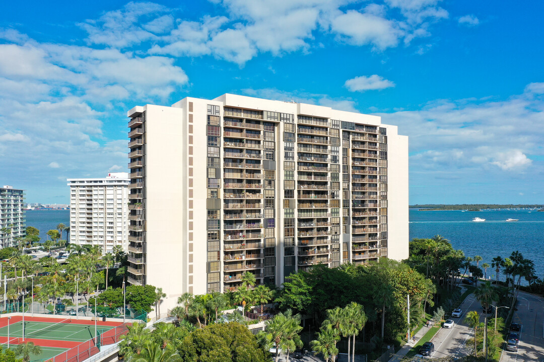Costa Bella Condominiums in Miami, FL - Foto de edificio