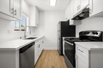 Valle at 9061 Kenwood in Spring Valley, CA - Foto de edificio - Building Photo