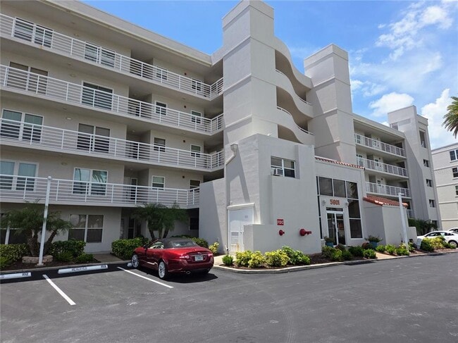5801 Bahia Del Mar Cir N in St. Petersburg, FL - Building Photo - Building Photo