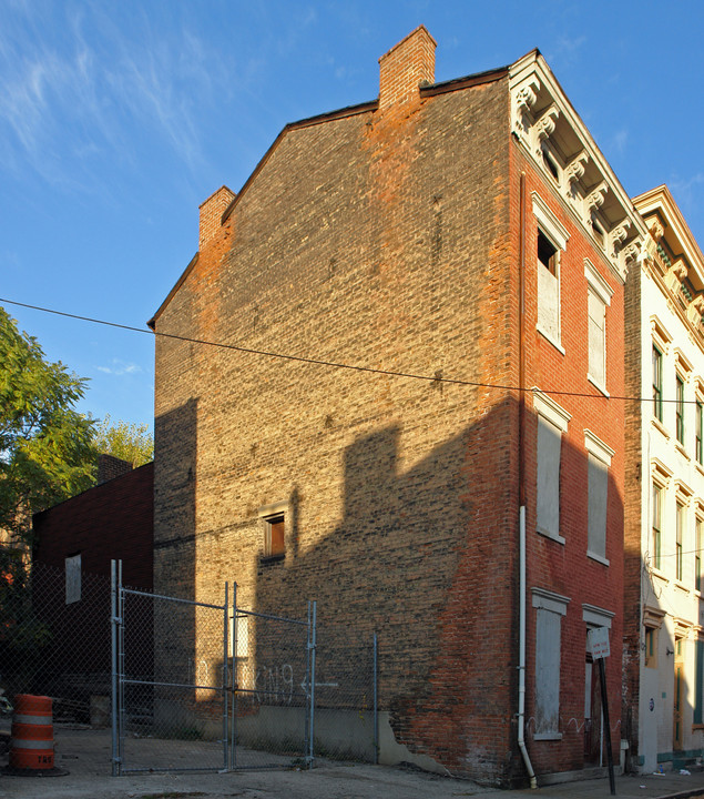 1621 Pleasant St in Cincinnati, OH - Building Photo