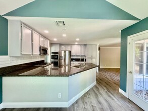 1324 Kingswood Dr in Roseville, CA - Building Photo - Building Photo