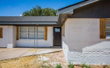 924 Adrian St in Lubbock, TX - Foto de edificio - Building Photo