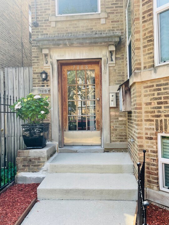 7408 N Hoyne Ave, Unit 1 in Chicago, IL - Building Photo