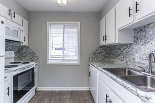 100 Lockwood Ct in Columbus, GA - Building Photo