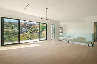 1931 Sunset Plaza Dr in Los Angeles, CA - Building Photo - Building Photo