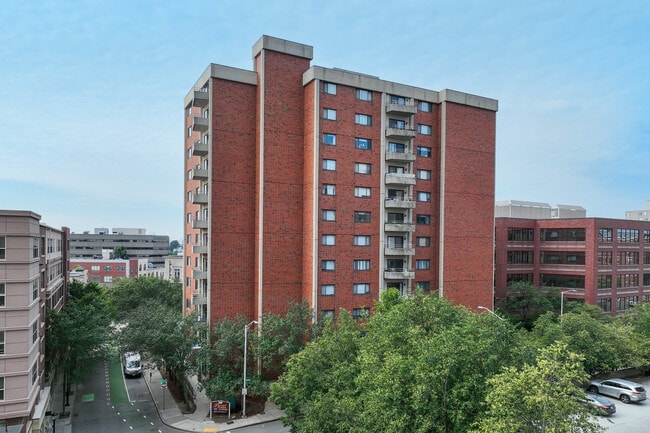 Pleasant Plaza in Malden, MA - Foto de edificio - Building Photo
