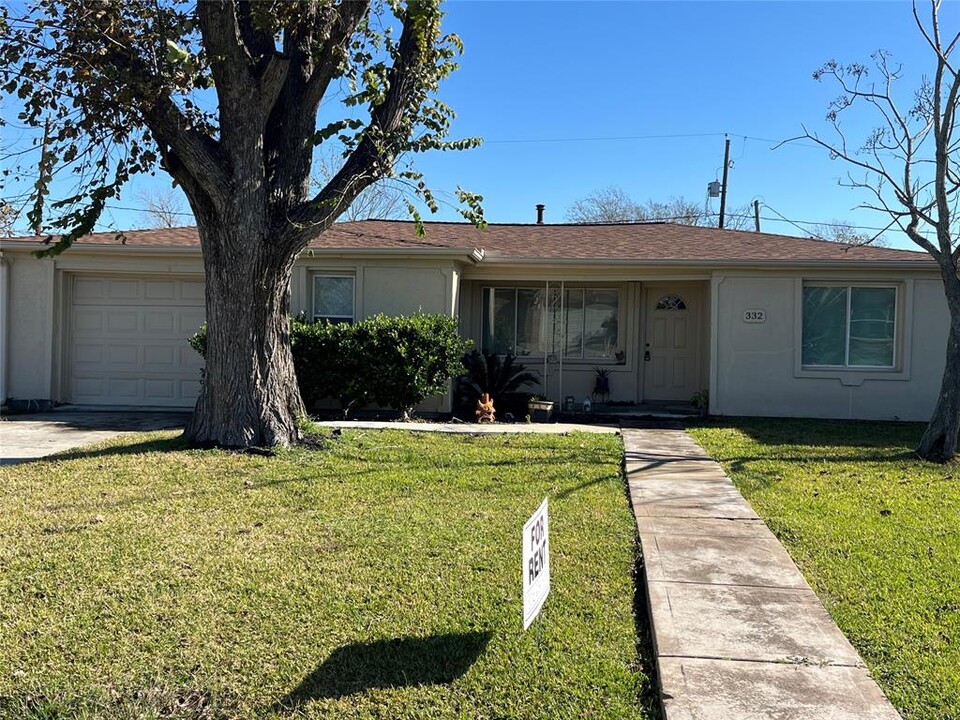 332 N 7th St in La Porte, TX - Building Photo