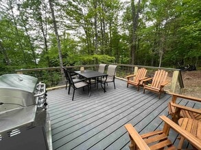 670 Wayeeses Shore Rd Morgan in Morgan, VT - Foto de edificio - Building Photo