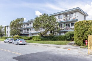 17707 57A Av in Surrey, BC - Building Photo