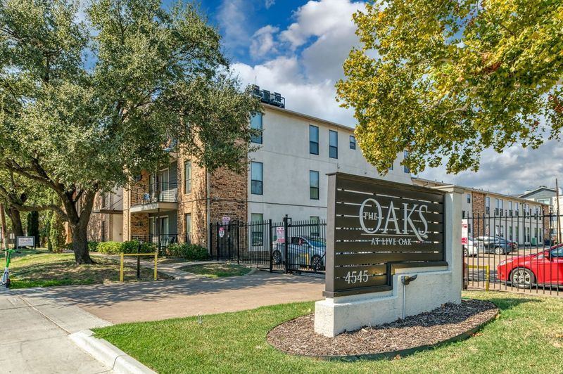 The Oaks in Dallas, TX - Foto de edificio