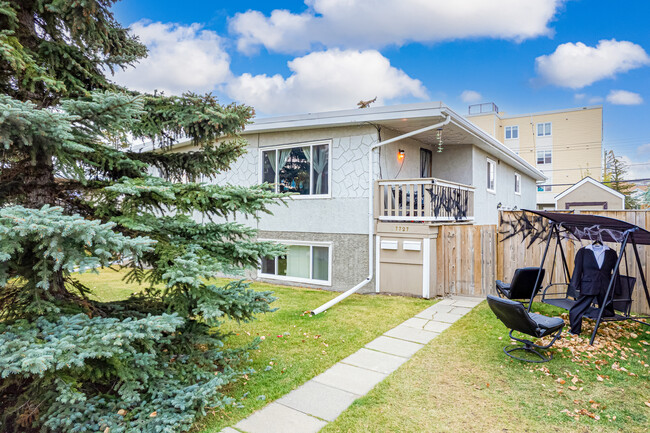 7727 41 Av NW in Calgary, AB - Building Photo - Building Photo