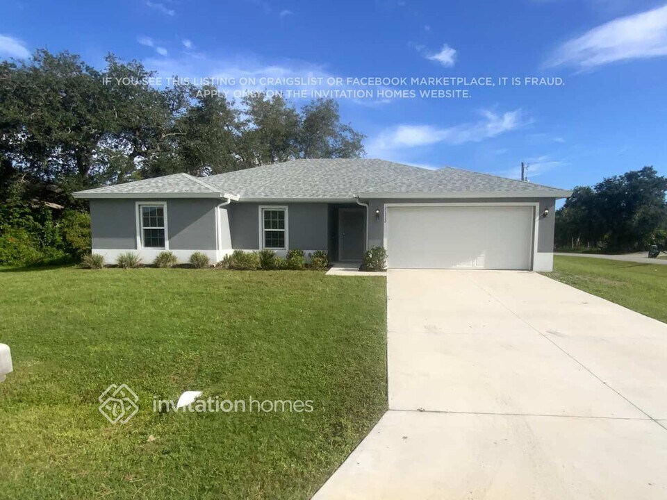 21312 Davison Ave in Port Charlotte, FL - Building Photo