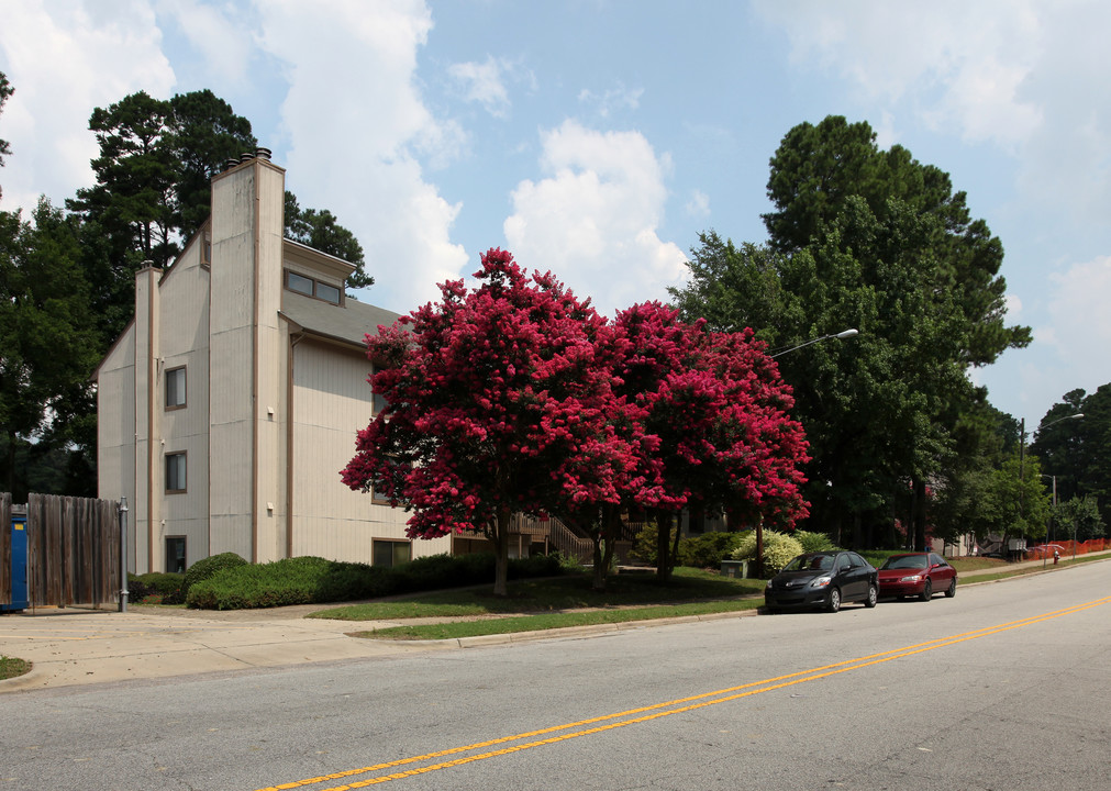 Lakeside Condominiums in Raleigh, NC - Building Photo