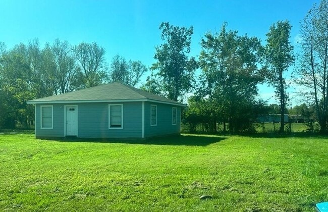 95 Co Rd 161 in Liberty, TX - Foto de edificio - Building Photo