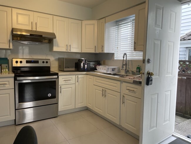 7384 Humm St in Vancouver, BC - Building Photo - Building Photo