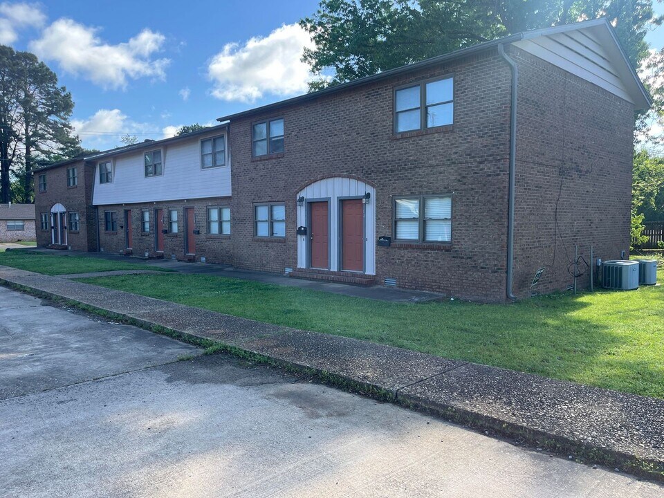 104-116 N Cumberland Ave in Russellville, AR - Building Photo