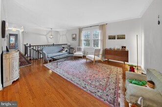 1726 Glastonberry Rd in Rockville, MD - Foto de edificio - Building Photo