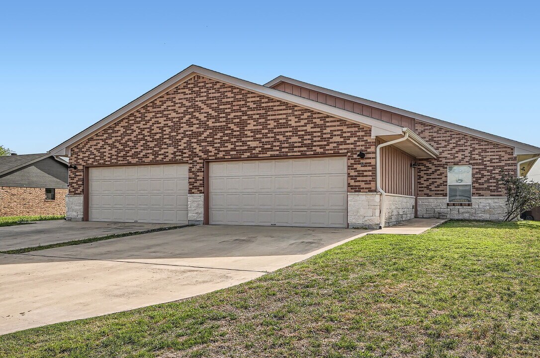 905 S Medina St, Unit B in Lockhart, TX - Building Photo