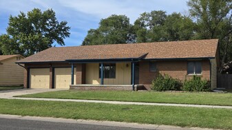 409 Oak Park Dr in McPherson, KS - Building Photo