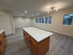 16 Cornwall Ln in Sands Point, NY - Building Photo - Building Photo