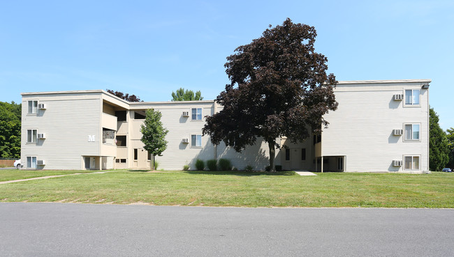 Cedarwood Apartments in Baldwinsville, NY - Foto de edificio - Building Photo