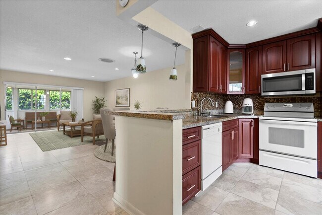 374 Bennington Ln in Greenacres, FL - Building Photo - Building Photo