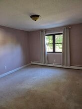 79 Ivan St, Unit 77 in North Providence, RI - Foto de edificio - Building Photo