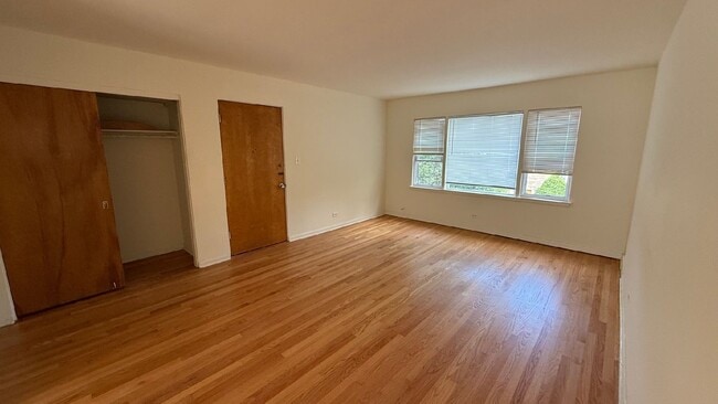 8852 Bronx Ave in Skokie, IL - Building Photo - Building Photo