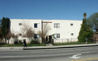 7609 Whitsett Ave Apartments