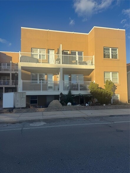 251 W Broadway, Unit 210 in Long Beach, NY - Building Photo