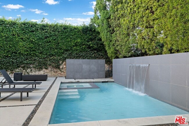 201 S Bedford Dr in Beverly Hills, CA - Foto de edificio - Building Photo