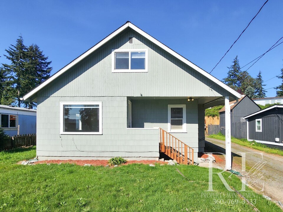 1215 Evans Ave W in Bremerton, WA - Building Photo