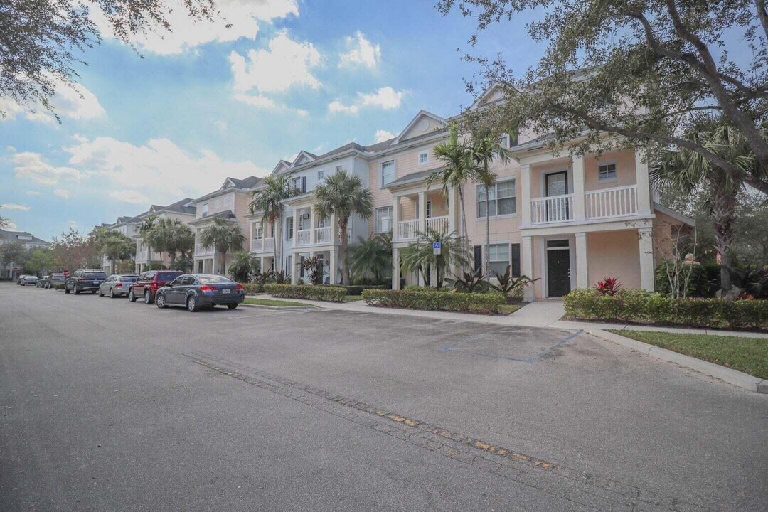146 Aragon Way in Jupiter, FL - Building Photo