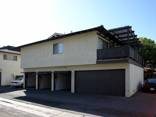 2727 W Keller Ave in Santa Ana, CA - Foto de edificio - Building Photo