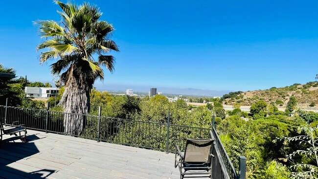 15635 Vandorf Pl, Unit Studio Style in Encino, CA - Foto de edificio - Building Photo