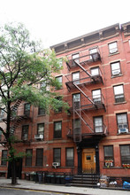 429-431 W 45th St in New York, NY - Building Photo - Building Photo